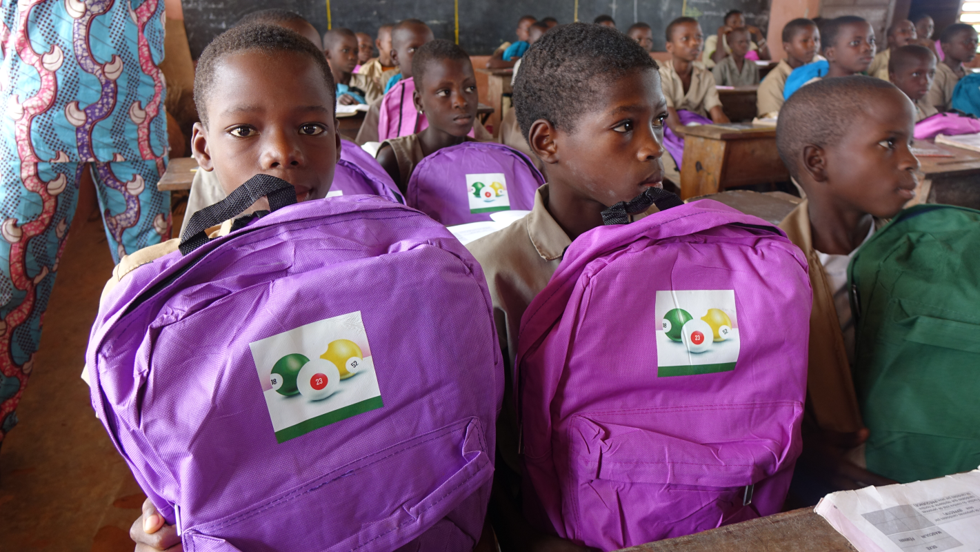 Remise de kits scolaires par la LNB A TORI AVAME